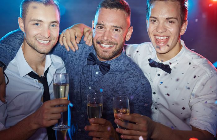 Chicos disfrutando de una fiesta de despedida de soltero
