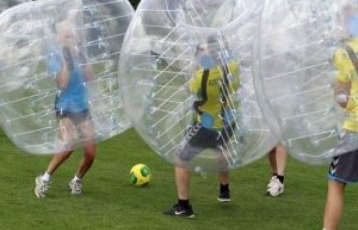 Bubble Soccer o Fútbol Burbuja, jugadores dentro de una burbuja juegan a ver quien mete la pelota en la portería rival.