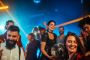 Jóvenes de fiesta bailan en una discoteca