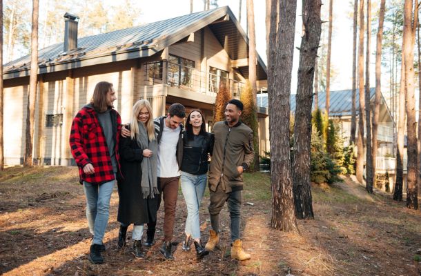 Amigos celebran una despedida en una casa rural