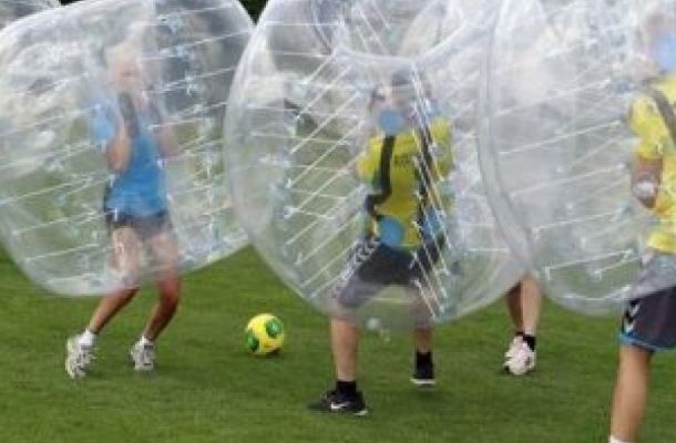 Bubble Soccer o Fútbol Burbuja, jugadores dentro de una burbuja juegan a ver quien mete la pelota en la portería rival.